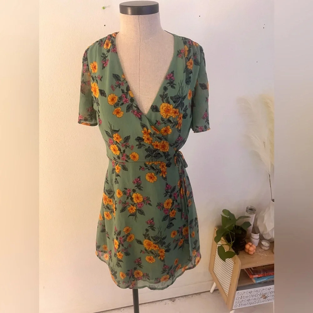Women’s Lush vintage flowers wrap around dress size medium spring summer dress